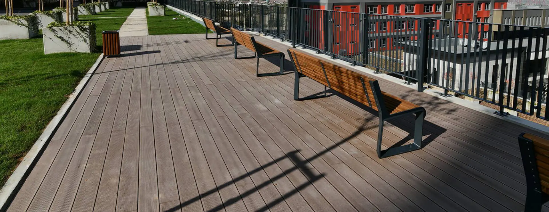 Kompozit Deck ile Yazlık Bahçelerde Uzun Ömürlü Dinlenme Alanları Oluşturma