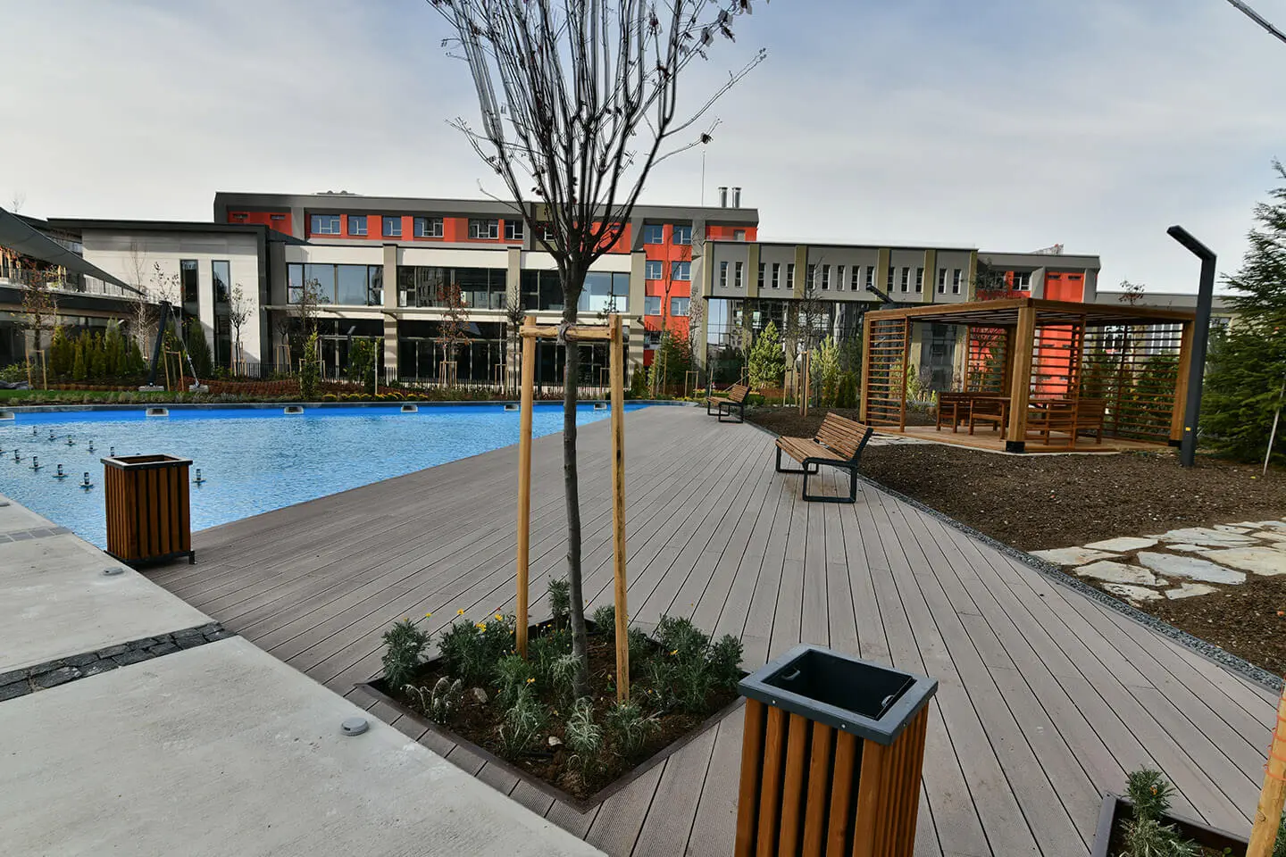 Kompozit Deck ile Yazlık Bahçelerde Uzun Ömürlü Dinlenme Alanları Oluşturma